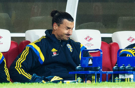 Sveriges Zlatan Ibrahimovic grimaserar när han sitter på