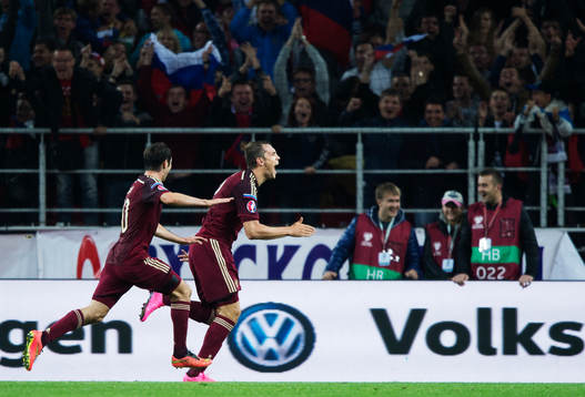 Rysslands Alan Dzagoev och Artem Dzyuba jublar