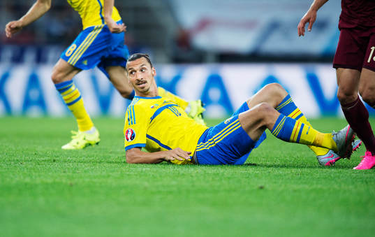 Sveriges Zlatan Ibrahimovic på fall