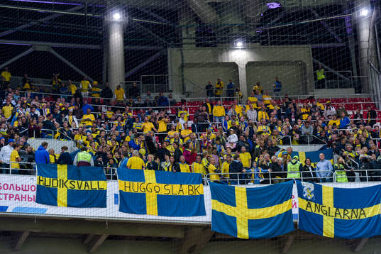 Sveriges supportrar har ännu inte släppts ut från arenan