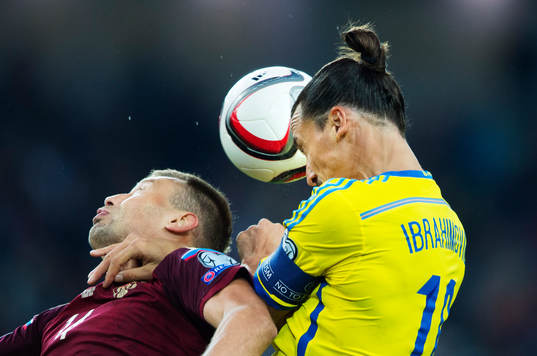 Rysslands Vasiliy Berezutski i en nickduell med Sveriges
