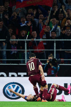 Rysslands Artem Dzyuba och Alan Dzagoev jublar