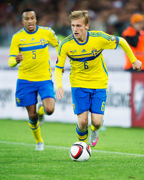 Sveriges Emil Forsberg (t h)