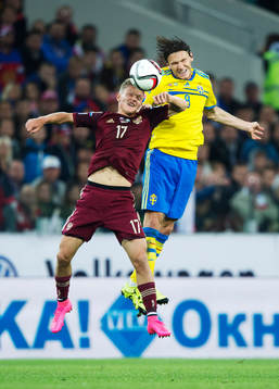 Rysslands Oleg Shatov i en nickduell med Sveriges Albin
