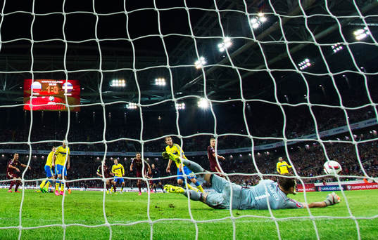 Rysslands målvakt Igor Akinfeev räddar bollen när