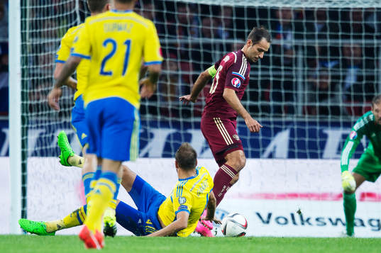 Sveriges Andreas Granqvist tappar balansen när Rysslands