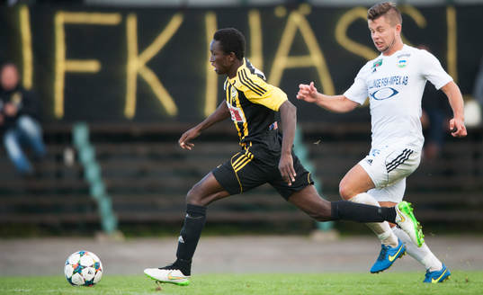 IFK Hässleholms Mamudu Moro rycker loss och rundar