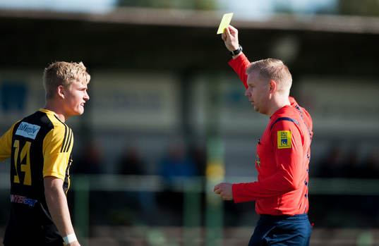 Domaren Daniel Böcker i matchen i division 2 mellan IFK