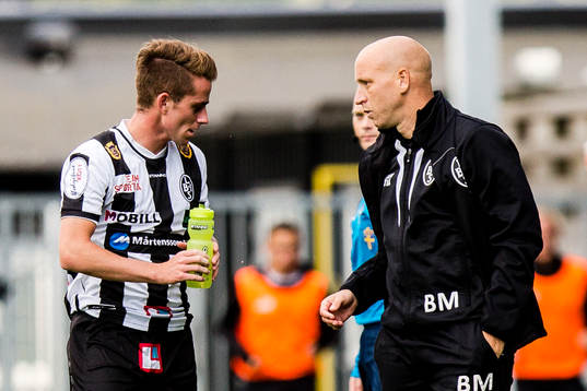 Landskronas Rasmus Alm i samtal med assisterande tränare