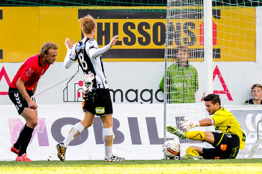 Landskronas målvakt Jonas Sandqvist stoppar bollen
