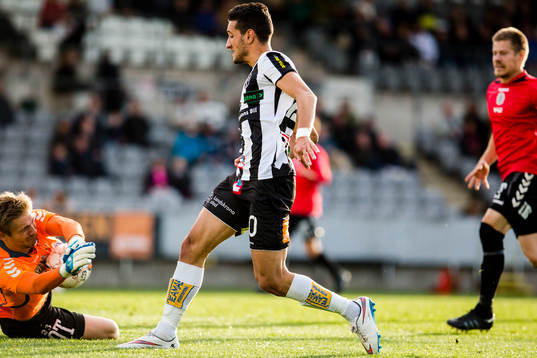 Oskarshamns målvakt Lucas Hägg Johansson  fångar bollen