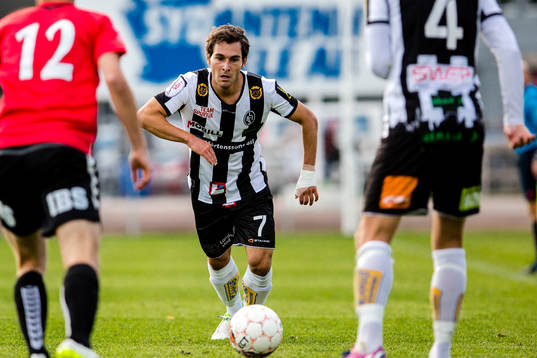Landskronas Alexander Tkacz med bollen