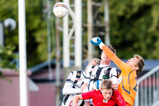 Oskarshamns målvakt Lucas Hägg Johansson  boxar undan