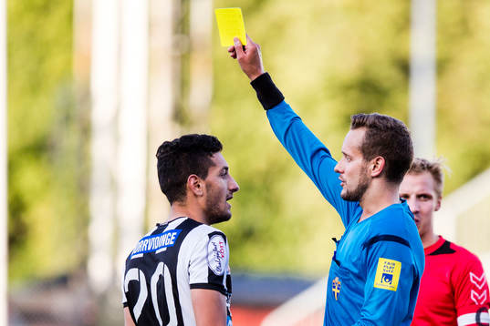 Domaren Victor Wolf delar ut gult kort till Landskronas