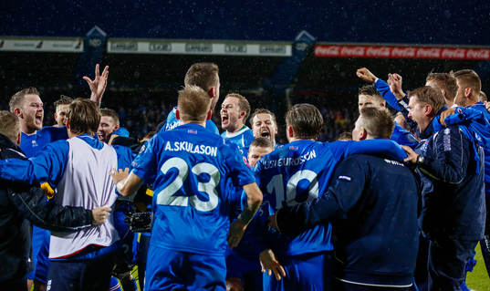 Islands spelare firar
