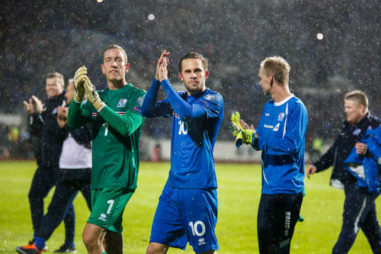 Islands spelare firar