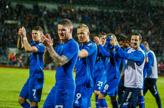Islands spelare firar