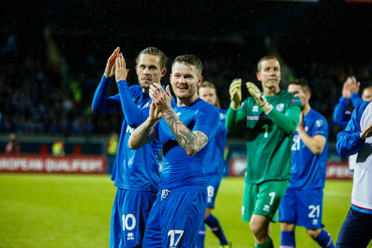 Islands spelare firar
