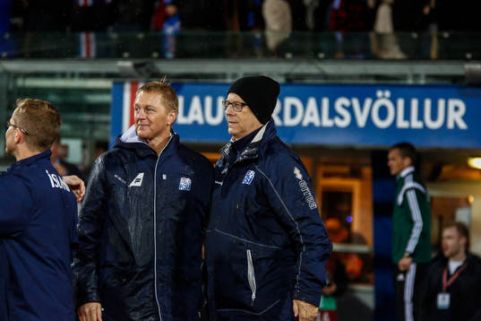 Islands Heimir Hallgrímsson och Lars Lägerback firar