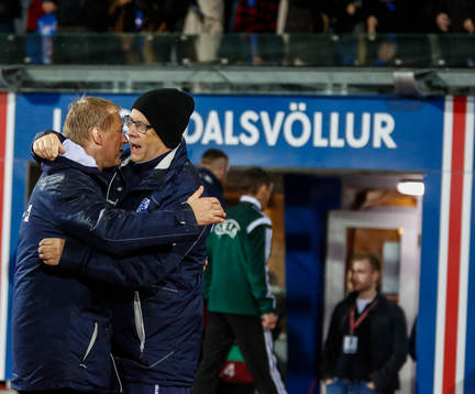 Islands Heimir Hallgrímsson och Lars Lägerback firar