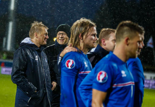 Islands förbundskapten Lars Lagerbäck firar med spelarna