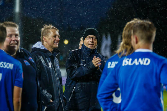 Islands förbundskapten Lars Lagerbäck firar med spelarna
