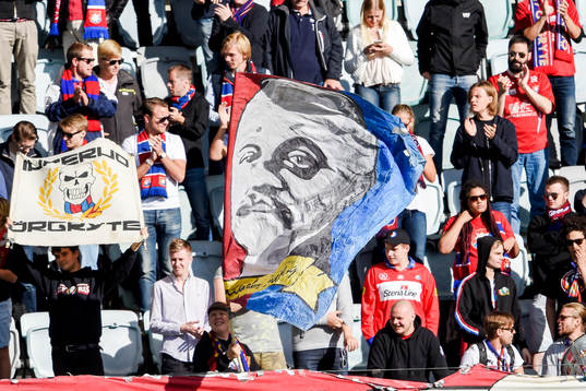 Örgrytes supportrar på läktaren