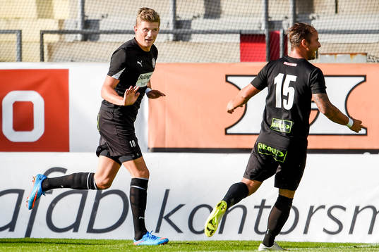 Höllvikens Erik Pärsson firar