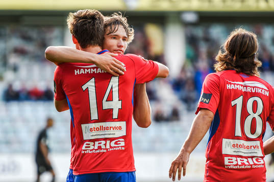 Örgrytes Daniel Paulson kramas om utav Jakob Lindström