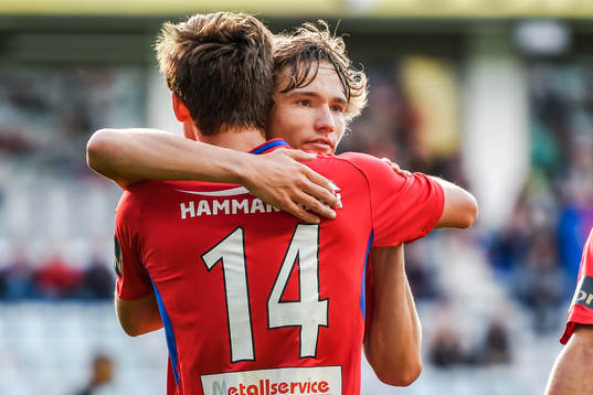 Örgrytes Daniel Paulson kramas om utav Jakob Lindström