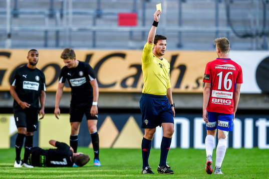 Örgrytes Sebastian Olsson tilldelas ett gult kort