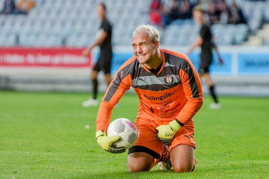 Höllvikens målvakt Marcus Eskilsson har ont