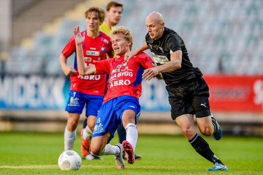 Örgrytes Joakim Olausson i en kamp mot Höllvikens Freddy