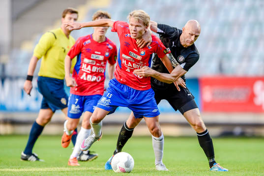 Örgrytes Joakim Olausson i en kamp mot Höllvikens Freddy