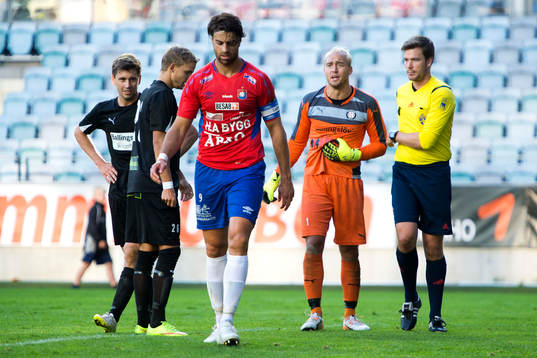 Höllvikens målvakt Marcus Eskilsson (h) reagerar mot