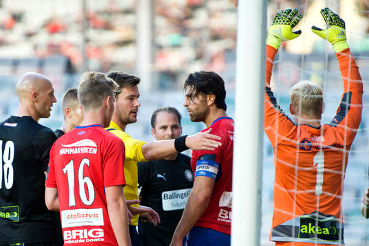 Domare Jesper Ekwall pratar med Örgrytes George Mourad
