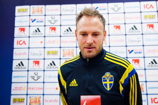 Andreas Granqvist pratar med media i mixed zone