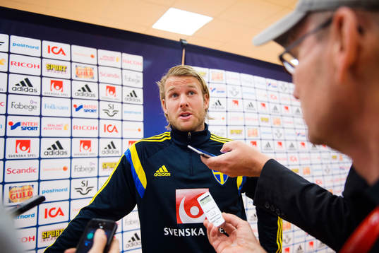 Ola Toivonen pratar med media i mixed zone