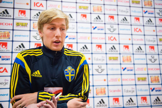 Emil Forsberg pratar med media i mixed zone