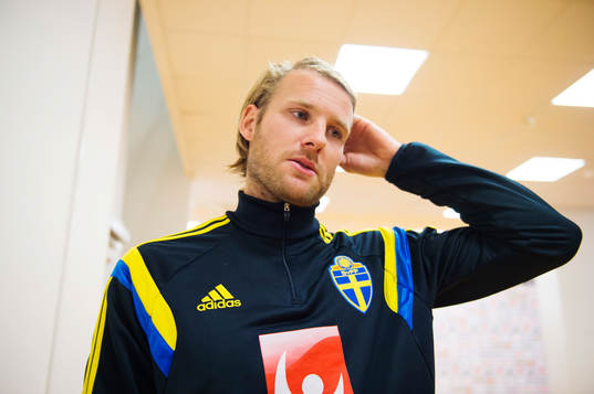 Ola Toivonen pratar med media i mixed zone