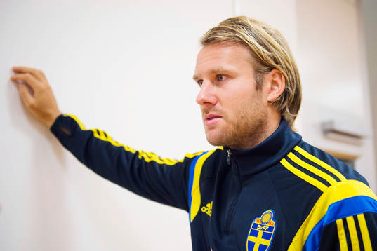 Ola Toivonen pratar med media i mixed zone