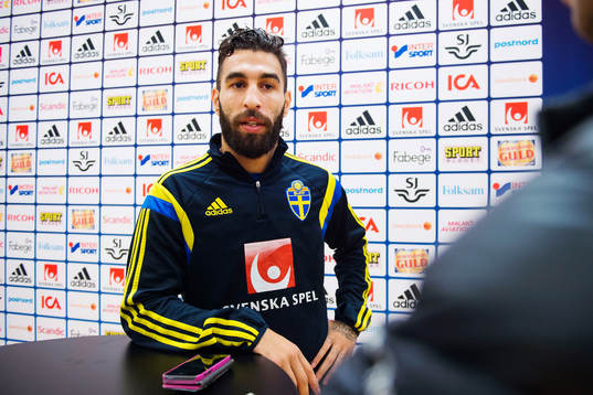 Jimmy Durmaz pratar med media i mixed zone