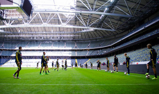 Spelare värmer upp på Friends arena