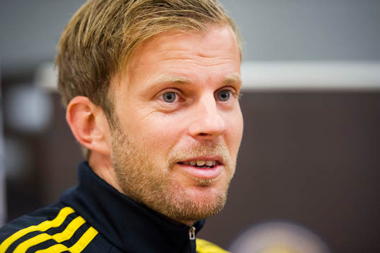 Mikael Antonsson pratar med media i mixed zone