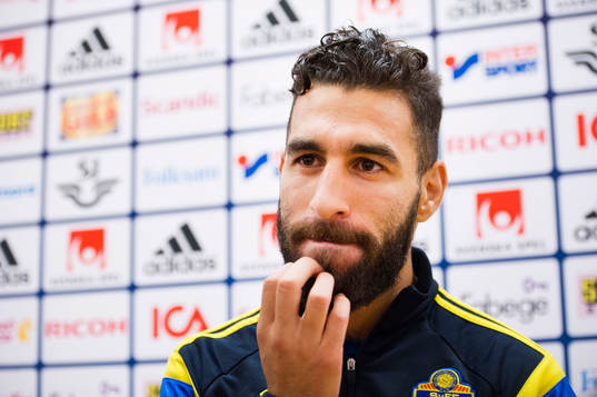 Jimmy Durmaz pratar med media i mixed zone
