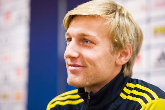 Emil Forsberg pratar med media i mixed zone