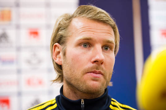 Ola Toivonen pratar med media i mixed zone