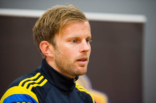 Mikael Antonsson pratar med media i mixed zone
