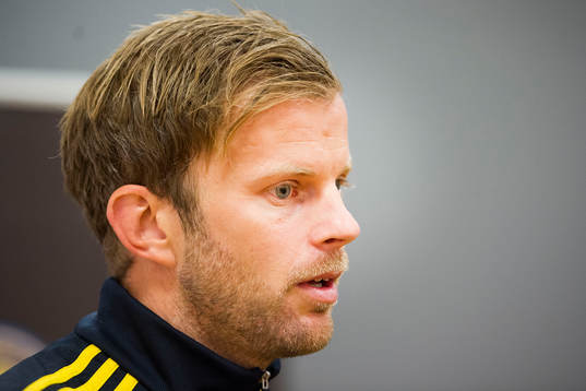 Mikael Antonsson pratar med media i mixed zone