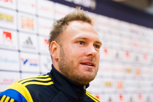 Andreas Granqvist  pratar med media i mixed zone